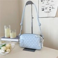 Lichtblauwe crossbodytas met polkadots, parelmoer strik hanger en B-reliëf - Blauw met Hanger