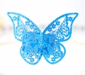 Detalle de un servilletero de mariposa azul con purpurina y patrones florales calados - Azul Real con Purpurina