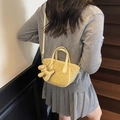Mini borsa beige a rilievo con ciondolo a orsetto e sottile tracolla regolabile - Con Ciondolo / Bianco Sporco