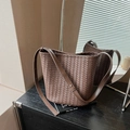 Dunkelbraune geflochtene Beuteltasche aus Leder mit verstellbarem Schultergurt - Braun