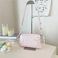 Roze schoudertas met stippen, B-logo, parelmoer strikhanger en smalle schouderriem - Roze met hanger