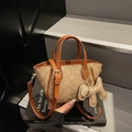Borsa a mano in tela monogram marrone con finiture in pelle e tracolla regolabile - Con Ciondolo / Marrone