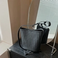 Schicke schwarze gewebte Beuteltasche mit verstellbarem Schultergurt im Design-Stil - Schwarz