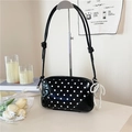 Zwarte crossbodytas met witte stippen en een parelmoer strik hanger voor damesmode - Zwart met hanger