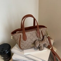 Borsa a mano marrone con monogramma, tracolla regolabile e ciondolo a elefante - Con Ciondolo / caffè