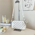 Witte schoudertas met zwarte stippen, parelmoeren strik en letter B patch - Wit met hanger
