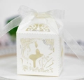 Detail der elfenbeinfarbenen Hochzeits-Geschenkbox mit lasergeschnittener Brautpaar-Silhouette - Elfenbein