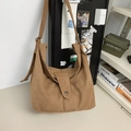 Borsa a tracolla in tela marrone con bottone in argento vintage e tracolla larga - Cachi
