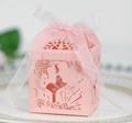 Rosa lasergeschnittene Hochzeit-Geschenkbox mit Paar-Silhouette und rosa Seidenband - Rosa