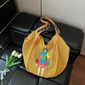 Bolso tote de punto amarillo con bordado de niña y borlas de cuero marrón - Amarillo