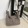 Grande borsa tote in tela marrone kaki con patta e dettaglio con bottone - Grigio