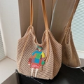 Bolso tote de punto beige con bordado colorido y correas de cuero marrón en estilo de vida - Caqui