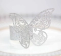 Detalle del servilletero mariposa plateado con purpurina y diseño calado cortado por láser - Plata Brillante