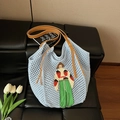 Bolso tote de punto azul claro con bordado de dibujos y correas de cuero marrón - Azul