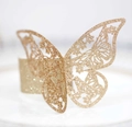 Vista macro de servilletero de mariposa dorada brillante con calado láser detallado - Oro Rosa con Purpurina