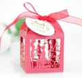 Dettaglio scatola regalo nuziale laser con sagoma Mr & Mrs e cartellino dorato - 50 Pezzi / Rosso Perlato