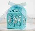 Dettaglio della scatola di caramelle azzurra tagliata al laser con cigno e nastro - Blu Tiffany