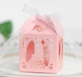 Rosa lasergeschnittene Hochzeit-Süßigkeitenbox mit Brautpaar-Motiv und Schleife - Rosa