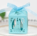 Elegante hellblaue laserg geschnittene Bonbonschachtel mit Hochzeitssilhouette und Schleife - Tiffany Blau