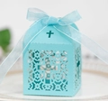 Dettaglio della scatola per bomboniere a croce traforata blu chiaro con nastro di organza - Blu Tiffany
