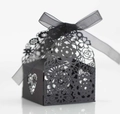 Détail de la boîte cadeau noire découpée au laser avec motifs floraux et ruban en mousseline - Noir