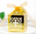 Détail des découpes en forme de croix sur une boîte cadeau dorée pour dragées de mariage - Or Réfléchissant