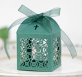 Détail de la boîte à bonbons bleu roi découpée au laser avec motif croix et ruban organza - Vert Foncé