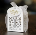 Détail boîte à bonbons croix découpée au laser avec ruban et étiquette merci - Blanc (Avec Étiquette)