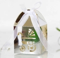 Dettaglio della scatola per caramelle a forma di carrozzina con fiocco elegante - Argento Riflettente