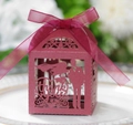 Détail de boîte à bonbons mariage bordeaux avec découpe laser et ruban de soie - Rouge Foncé