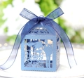 Détail de boîte de mariage bleue à paillettes avec découpe laser et ruban élégant - Bleu Royal