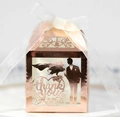Vue détaillée d'une boîte à dragées or rose ajourée avec silhouette de mariés et ruban - Or Rose Réfléchissant