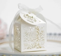 Detail der lasergeschnittenen Rose auf weißer Geschenkbox mit Band und Dankesanhänger - Elfenbein