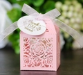 Detail der rosa lasergeschnittenen Geschenkbox mit Seidenband und Dankeschön-Tag - Rosa