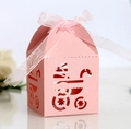 Scatola di caramelle rosa tagliata al laser con motivo carrozzina e nastro elegante - Rosa