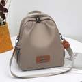 Zaino minimalista in nylon kaki impermeabile con toppa in pelle marrone - Caffè Chiaro