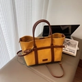 Bolso tote de lona amarilla con adornos de cuero marrón y correa ajustable - Amarillo