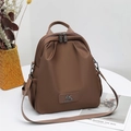 Zaino in nylon marrone con spallacci regolabili e dettaglio del logo in metallo - Caffè Scuro