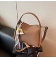 Détail du sac seau en cuir grainé marron avec accessoire de charme arc-en-ciel coloré - Avec Pendentif / Marron