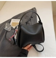 Gros plan sur le sac seau en cuir grainé noir avec un foulard en soie à carreaux décoratif - Avec Pendentif / Noir