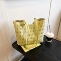 Borsa tote giallo brillante traforata con motivi geometrici laser in un ambiente casual - Giallo