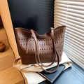Borsa tote marrone in ecopelle traforata con motivi geometrici tagliati al laser - Marrone
