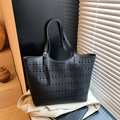 Borsa tote nera traforata al laser con motivi geometrici e pochette interna inclusa - Nero