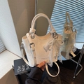 Sac seau blanc élégant avec pendentif en perles et nœud en dentelle, vue avant et arrière - Blanc Cassé