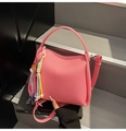 Sac seau en cuir grainé rose avec poignée supérieure et breloque à pompon coloré - Avec Pendentif / Rose rose