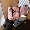 Roze geplooide schoudertas met zwarte strikprint en een zilveren hartvormige hanger - Roze
