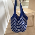 Detail einer blau-weiß gestreiften Häkel-Tragetasche mit strukturierter Hohlwebung - Klein-Blau