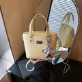 Sac seau jaune pâle à motif crocodile avec breloque étoile argentée et poignée en métal - Avec Pendentif / Jaune