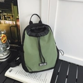 Sac à dos à cordon vert et noir imperméable avec texture à carreaux et étiquette blanche - Vert