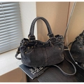 Detalle de bolso tote denim gris oscuro lavado con remaches metálicos y costuras de bolsillo - Negro